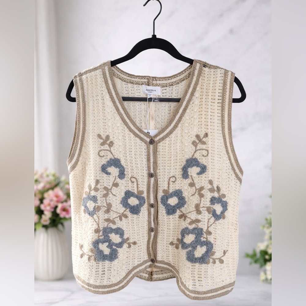 AnnieWear Cream and Blue Floral Knit Button-Front Sweater Vest